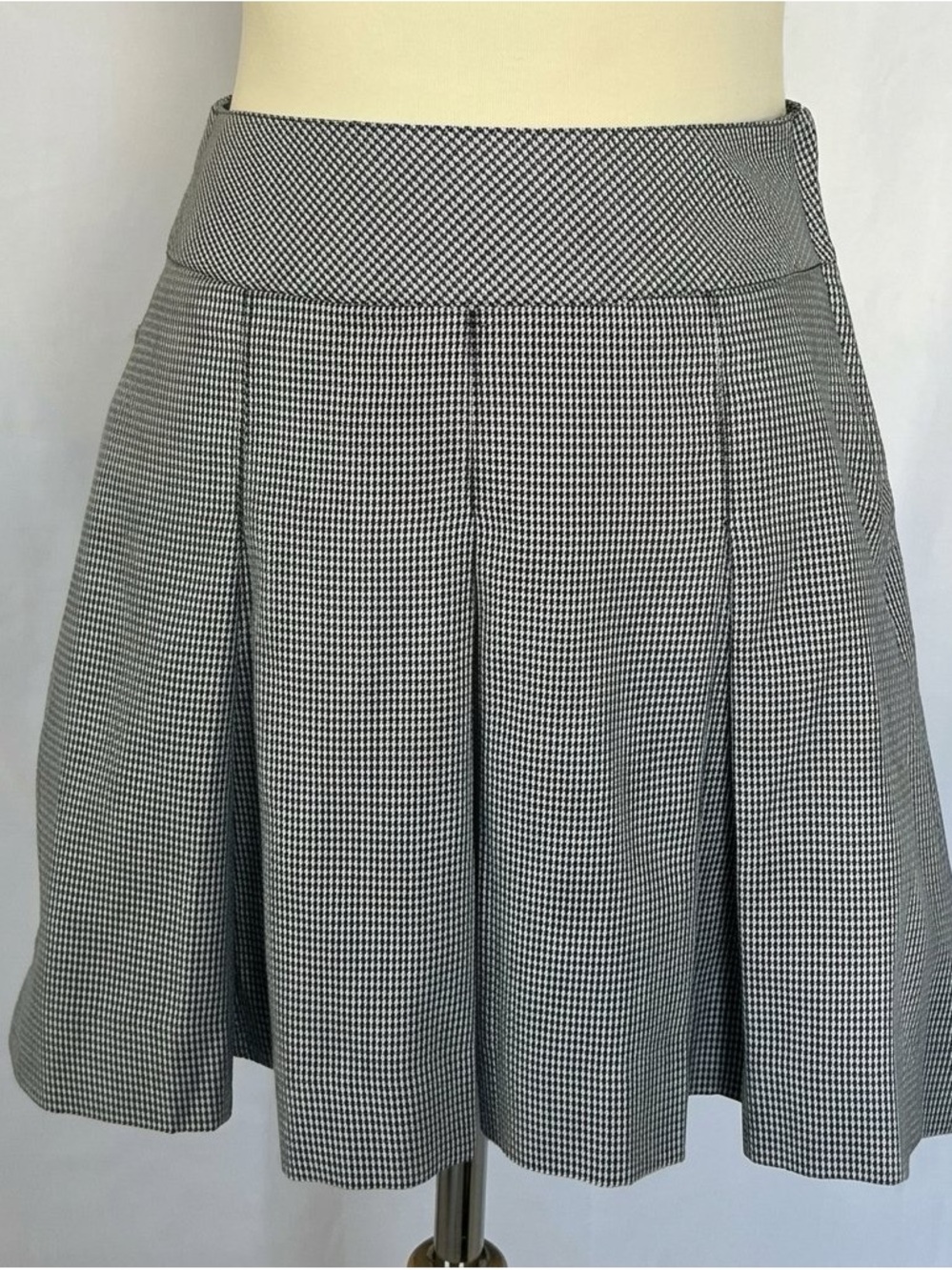 Schoolgirl Parker Black & White Houndstooth Pleated Mini Skirt
